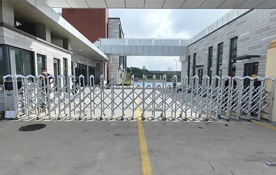 Electric-retractable-driveway-gate-Metal-retractable-gate-QG-L600-QiGong.webp