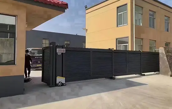 Louver-telescopic-sliding-gate-Telescopic-fence-gate-QiGong.webp
