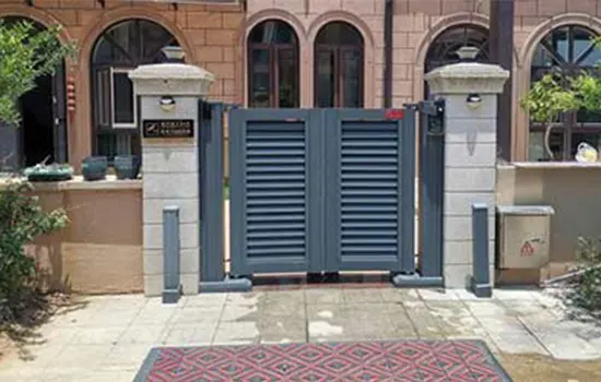 Metal-folding-gate-Electric-folding-driveway-gate-QiGong.webp