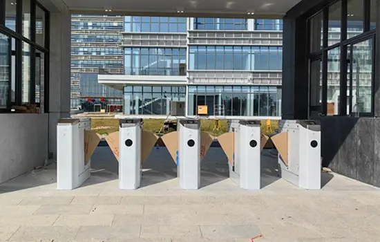 wing-turnstile-gate-security-flap-barrier-turnstile-gate-case-presentation-QiGong.webp