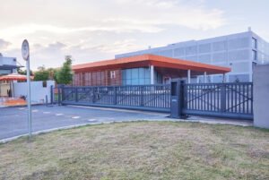 automatic cantilever gates